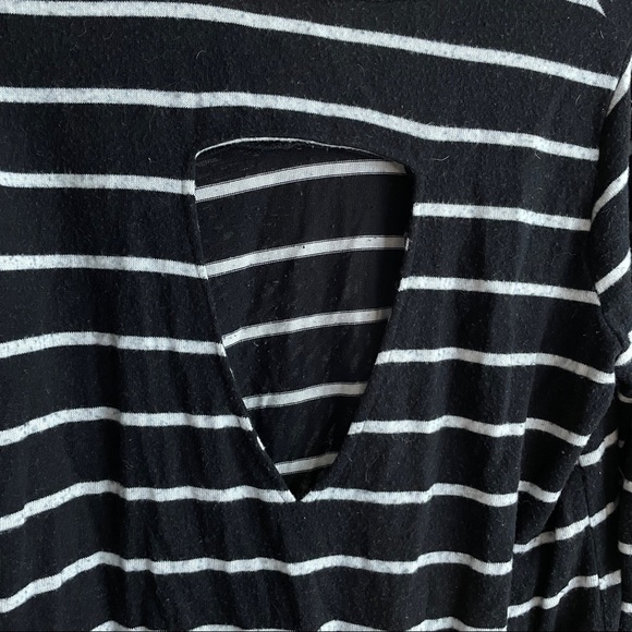 Striped black and white sweater with cutout - Picture 5 of 5